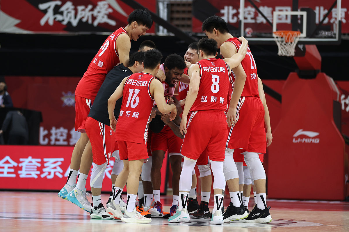 胜利利好气氛蔓延，球队士气高涨迎接下一战的简单介绍