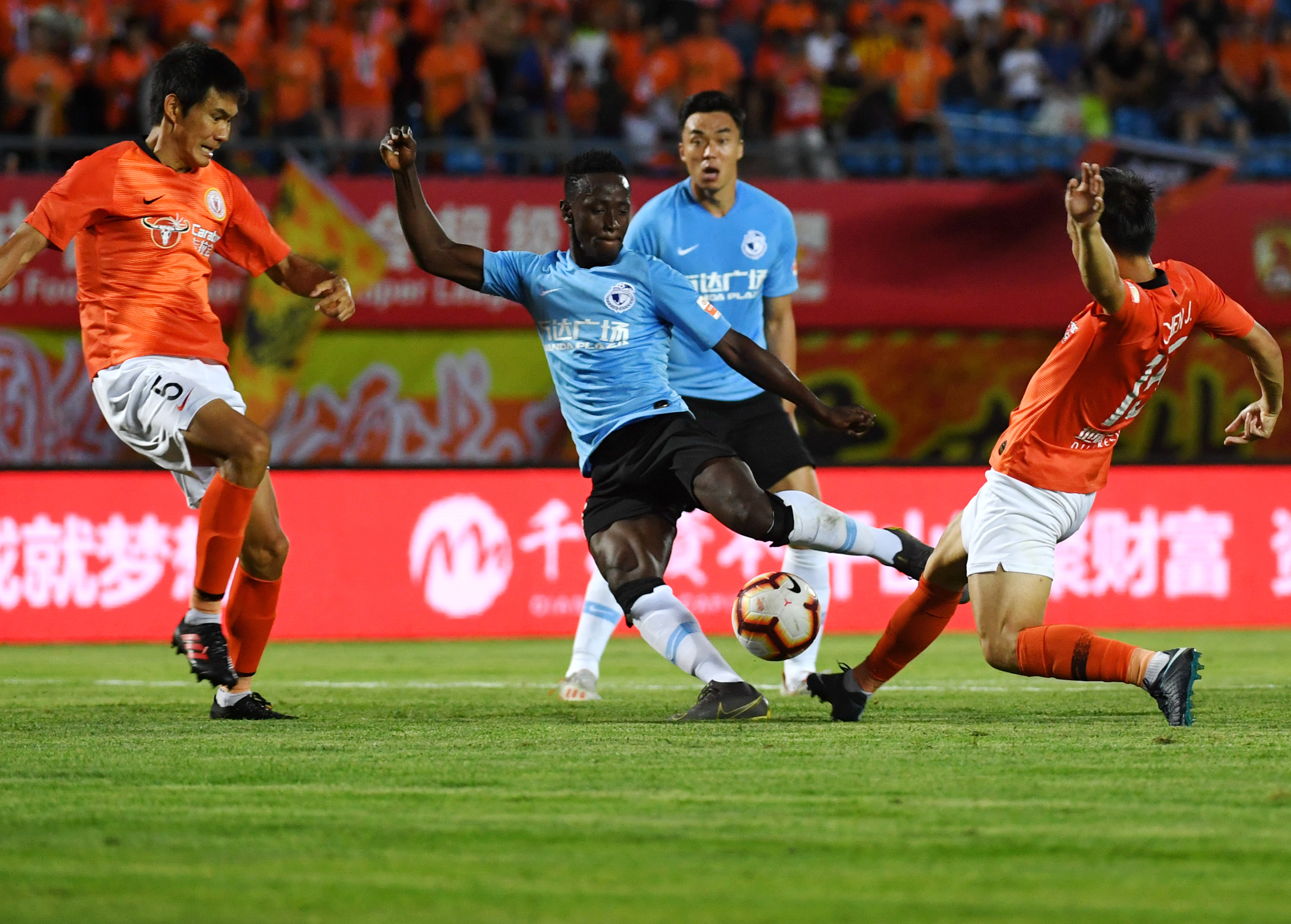 包含大连人体育中心将举办多场中超比赛的词条