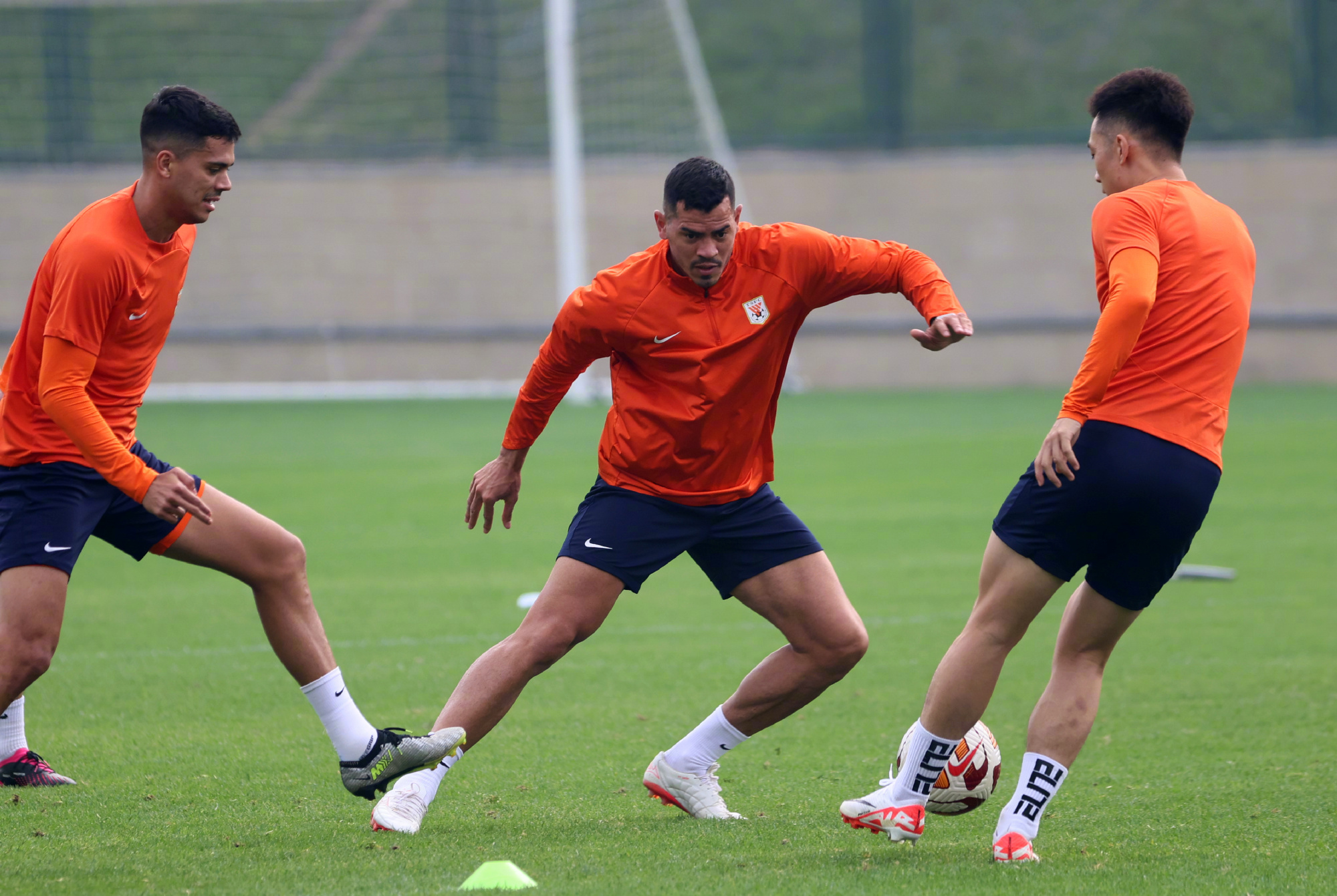 球员们用实力让观众感受到了精彩的比赛(这名足球运动员看起来很强壮,他经常参加很重大的比赛)