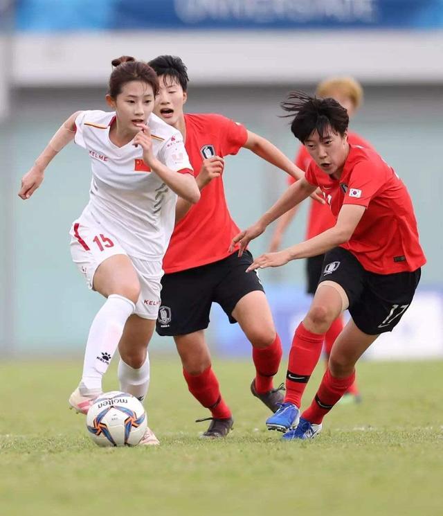 柬埔寨女足队员奋勇拼搏，为荣誉而战